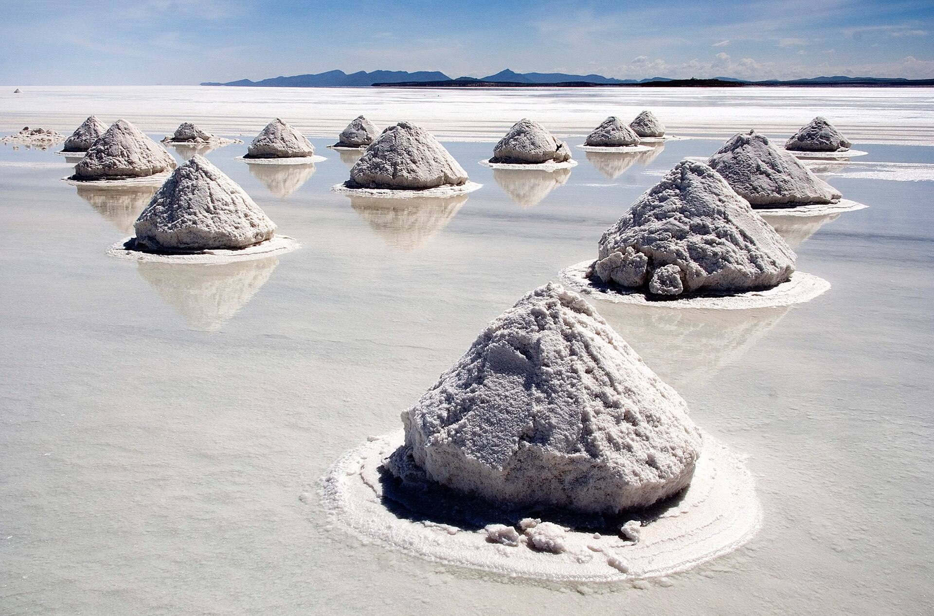 Montículos de sal extraída sobre la superficie del Salar de Uyuni