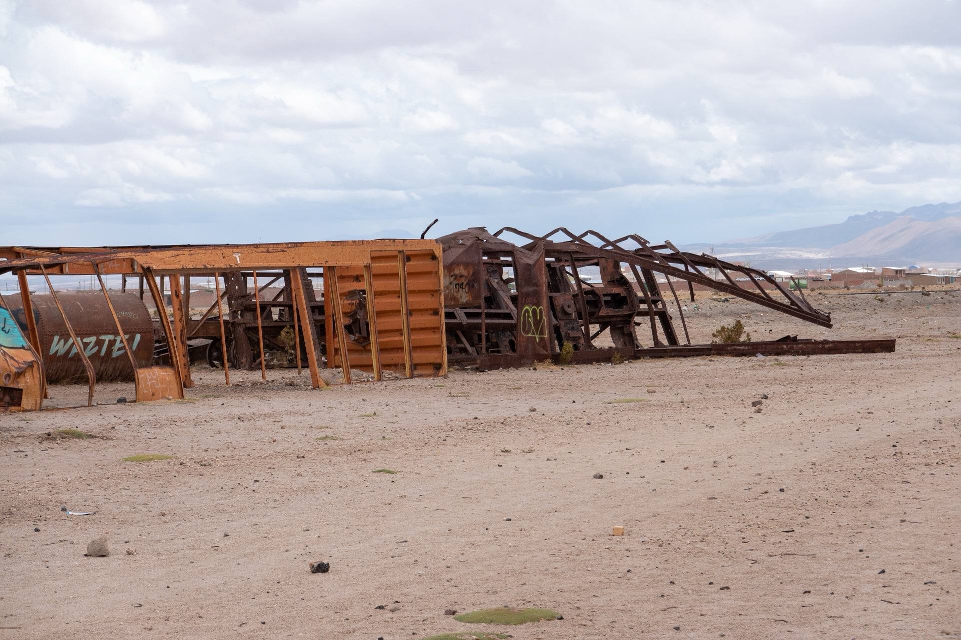 Restos oxidados de vagones en el Cementerio de Trenes de Uyuni